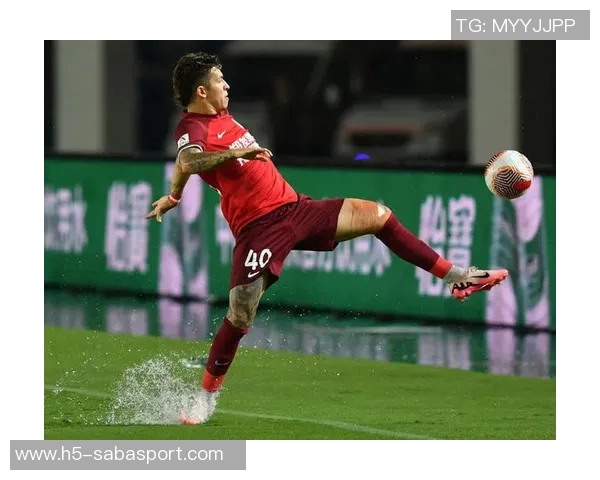 海港外援庆祝中超三连冠激情舞动更衣室尽显喜悦气氛